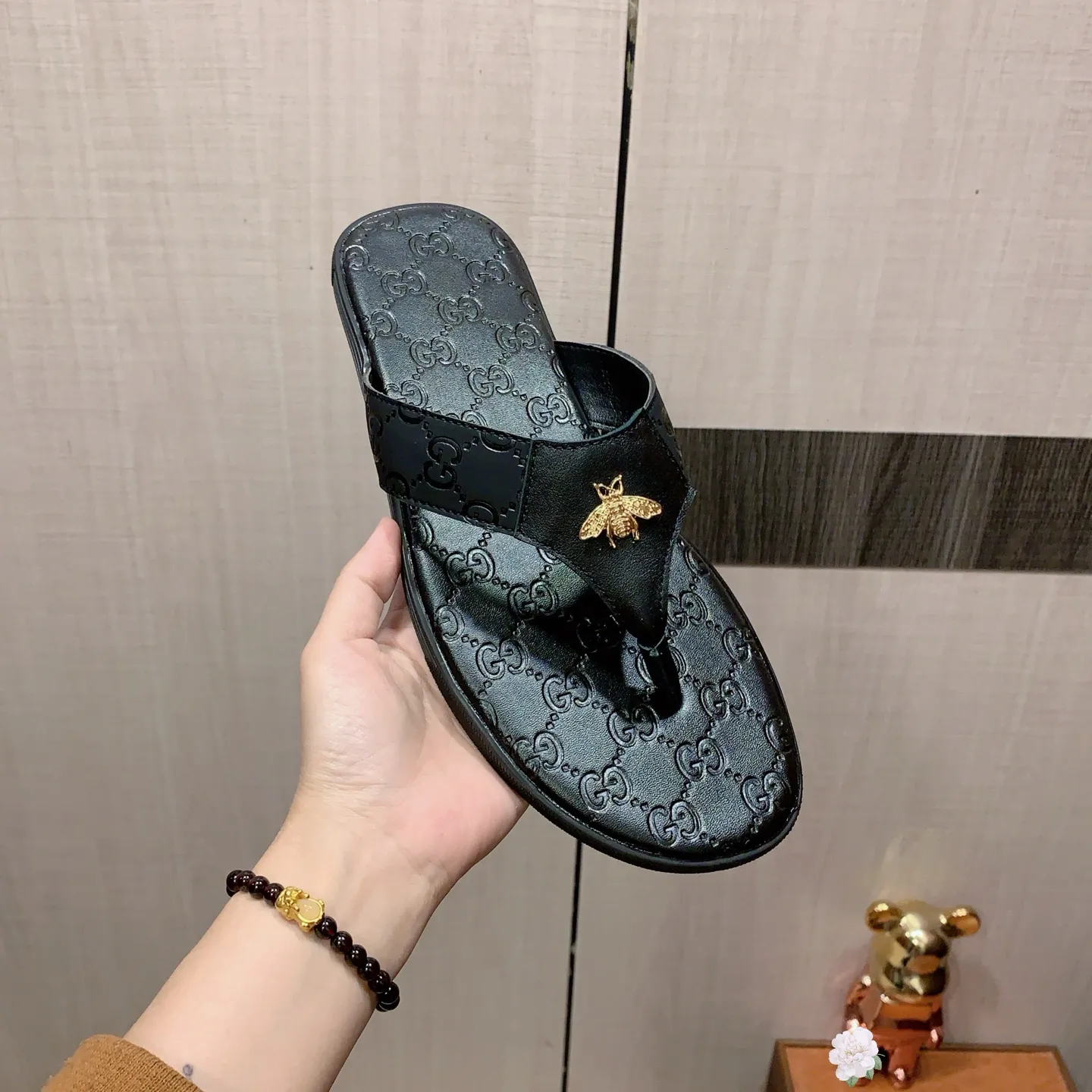 Slippers: New model: Factory price: 260💰💰🎩🎩🔥🔥《 Gucci* 》Series of slippers top purchasing agent🔍🔍Sold at the same time for men, original Italian imported webbing made of selected cowhide, exquisite workmanship,), sole: (super comfortable) original factory special sole, ⚠️exclusive double-layer movable molded sole super comfortable⚠️, real shot🎬the real thing is more beautiful🔍🔍266 regular code 38-44, can be ordered 45.